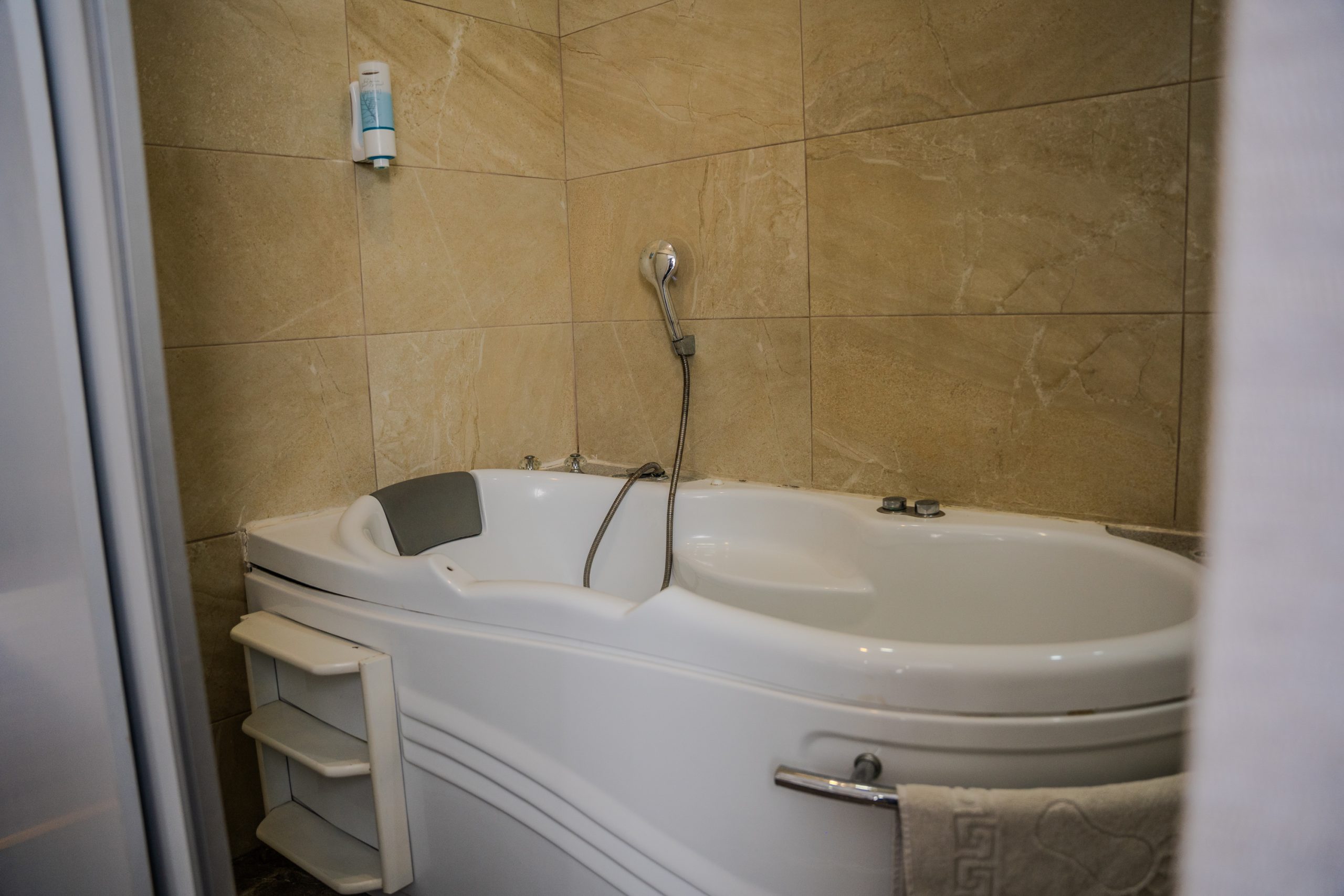 SPA apartman sa privatnim džakuzijem — Plaza Laćarak