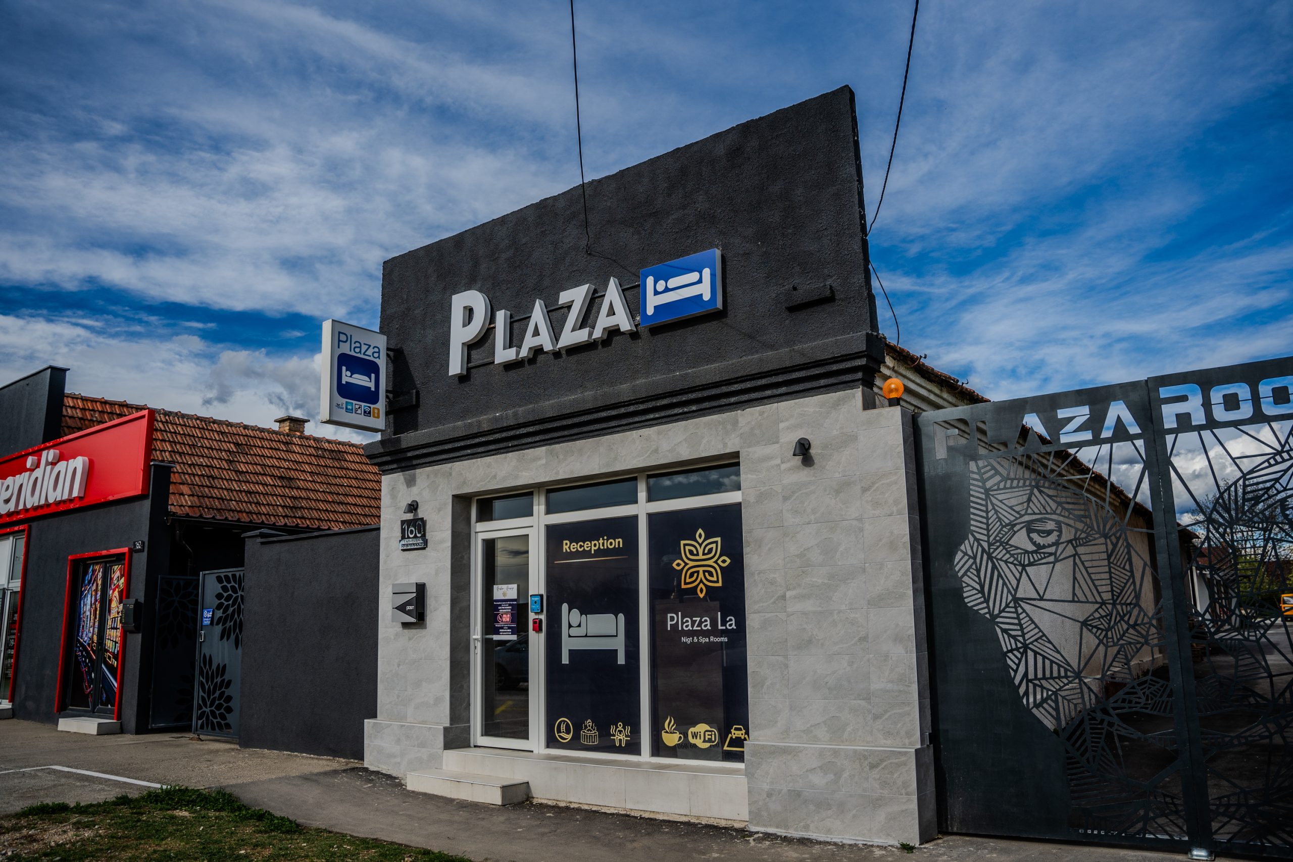 Eksterijer i ulaz — Plaza Laćarak Night & Spa